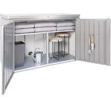 Geopende gereedschapskast met tuingereedschap, stoelen en kussens