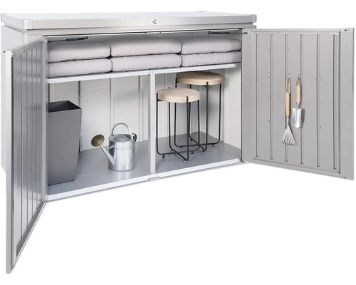 Geopende gereedschapskast met tuingereedschap, stoelen en kussens