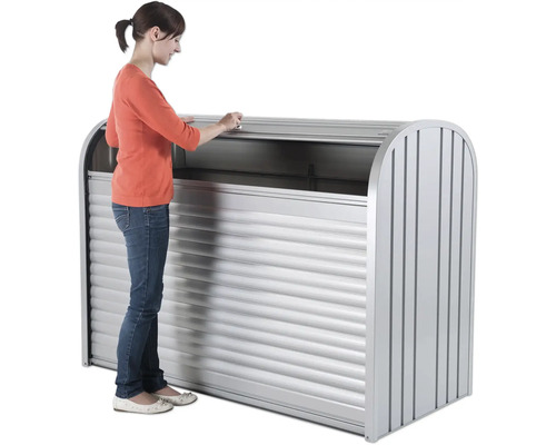 Vrouw opent een tuinkast met rolluik