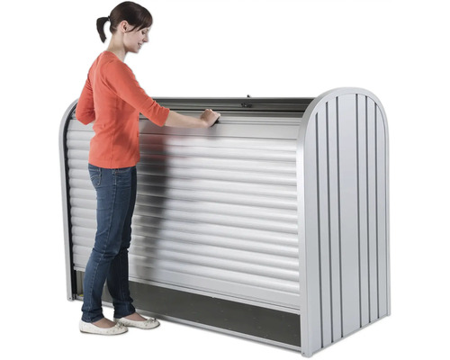 Vrouw opent een rolluikkast voor buiten