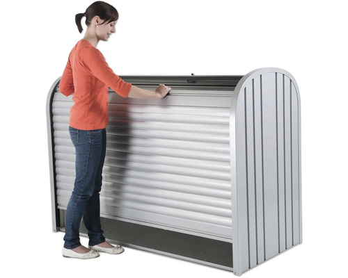 Vrouw opent een rolluik van een tuinhuis