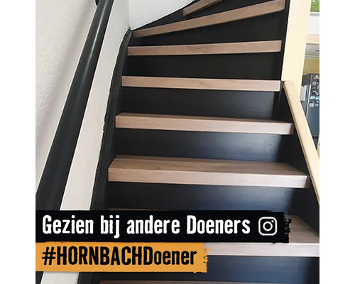 Trap met houten treden en leuning