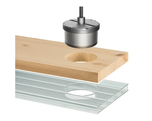 Gatzagen boort gat in houten plank boven kanaalplaat