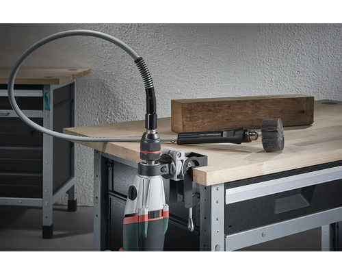 Boormachine met flexibele as en accessoires op een werkbank