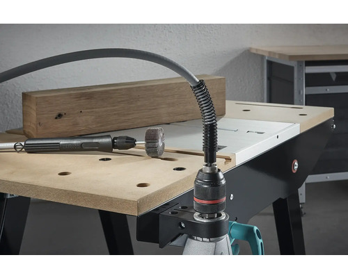 Flexibele as met schuurschijf op een werkbank