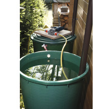 Twee groene regentonnen met waterpomp en slang in de tuin.