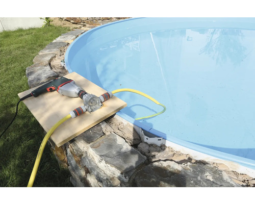 Zwembad met boormachinepomp om het water af te voeren