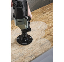 Een schuurmachine bewerkt een houten plaat.
