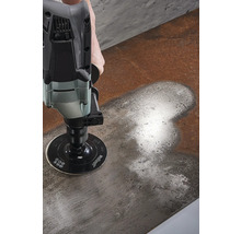 Iemand schuurt een metalen oppervlak met een schuurmachine.