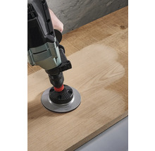 Boormachine met schuurhulpstuk op hout