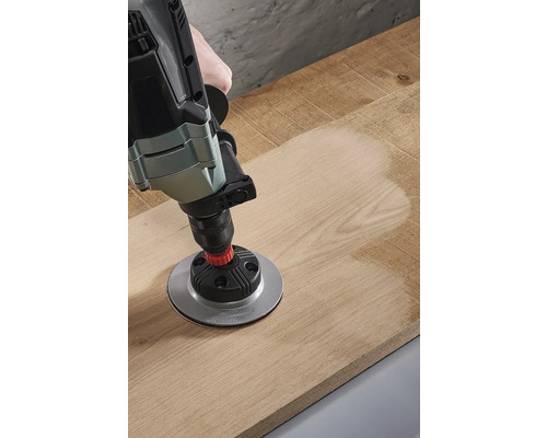 Boormachine met schuurhulpstuk op hout