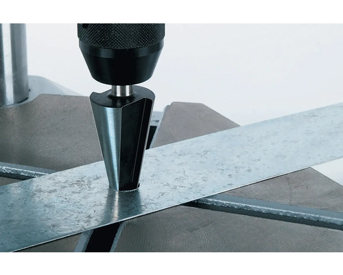 Verzinkboor met boormachine voor het ontbramen van metaal