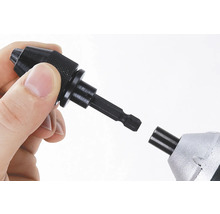 Hand houdt snelspanboorhouder voor boormachine vast