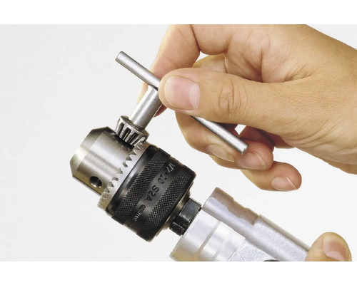 Boorkop wordt aangedraaid met een boorkopsleutel.