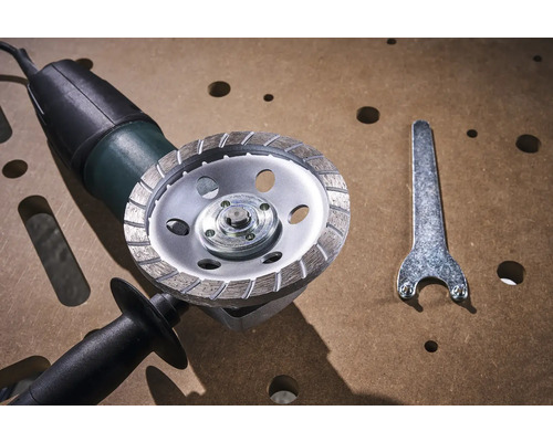 Haakse slijper met diamantslijpschijf en moersleutel