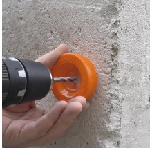 Boren in beton met een boor en een boorbeschermer