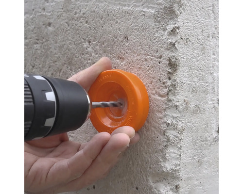 Boren in beton met een boor en een boorbeschermer