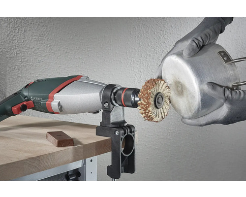 Boormachine met draadborstel voor het reinigen van een metalen oppervlak