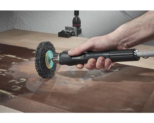 Draadaansluiting met schuurvlies voor boormachine tijdens houtbewerking.