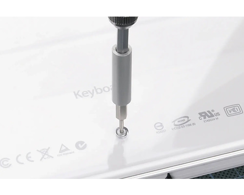 Schroevendraaier die een schroef aandraait in een elektronisch apparaat