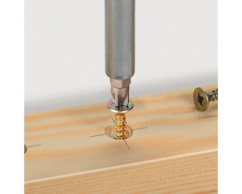Schroef wordt met schroevendraaier in hout geschroefd