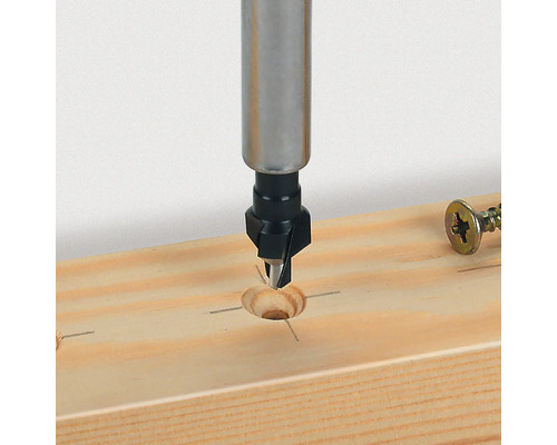 Forstnerboor bij het boren van een gat in een houten plank.