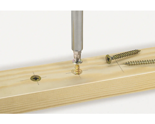 Schroef wordt met schroevendraaier in een houten plank geschroefd