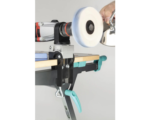 Polijstmachine met polijstaccessoire op een werkbank