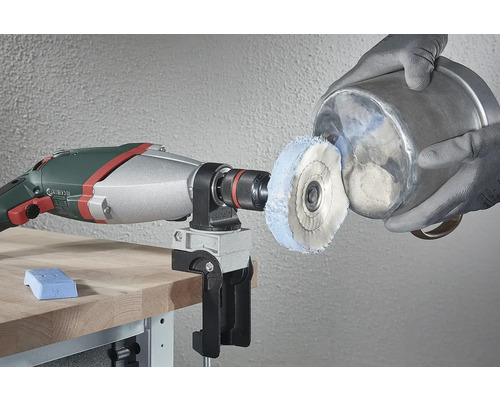 Boormachine met polijststuk en werkstuk in werkplaats