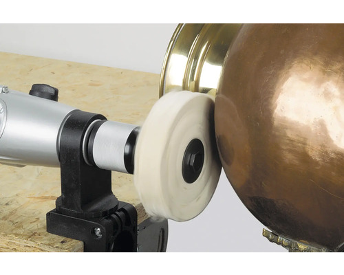 Metalen voorwerp wordt gepolijst met een polijstmachine