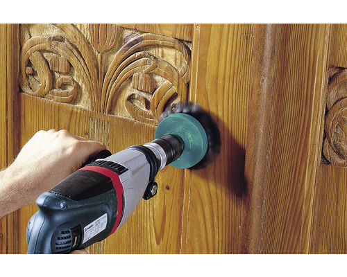 Borstelopzetstuk voor boormachine bij houtbewerking