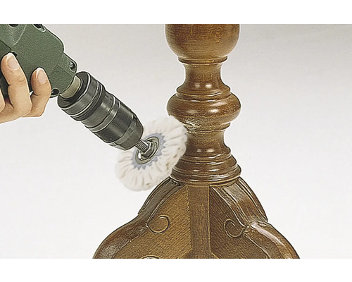 Boormachine met polijststuk bewerkt een houten oppervlak