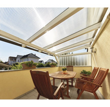 Terras met overkapping, tafel en stoelen