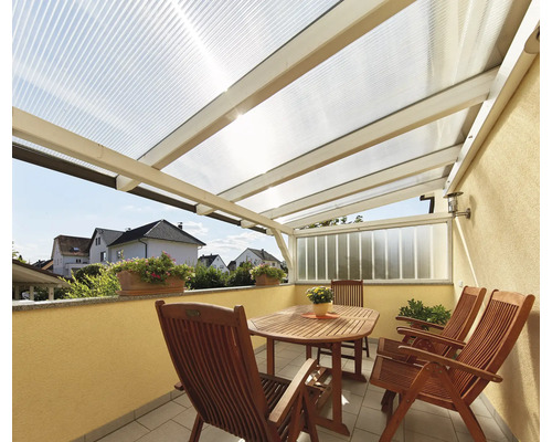 Terras met overkapping, tafel en stoelen