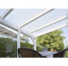 Terras met overkapping van transparant kunststof en wit frame.
