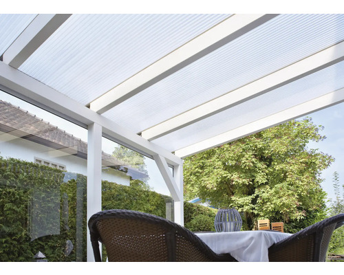 Terras met overkapping van transparant kunststof en wit frame.