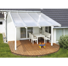 Terras met overkapping, tafel en zitbank op houten terras