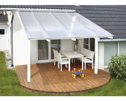 Terras met overkapping, tafel en zitbank op houten terras