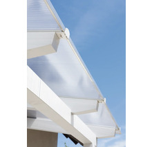 Detailopname van een terrasoverkapping met polycarbonaatplaten