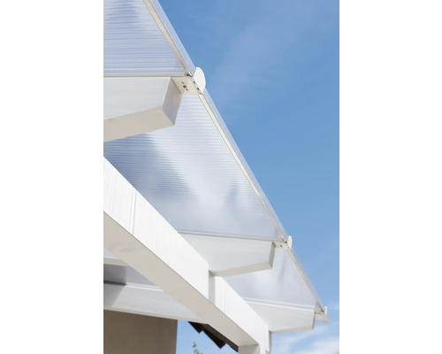 Detailopname van een terrasoverkapping met polycarbonaatplaten