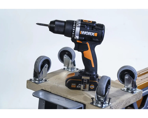 Worx Logo accuschroefboormachine op een houten plank met wielen