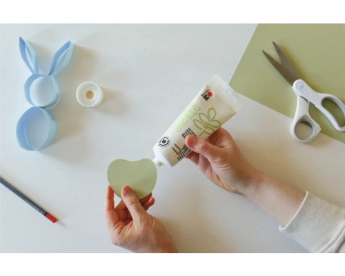 Knutselscène met lijm, schaar, potlood en papier voor een paasproject