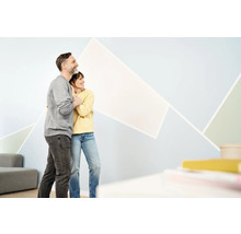 Stel bekijkt geometrisch wanddesign in de woonkamer.
