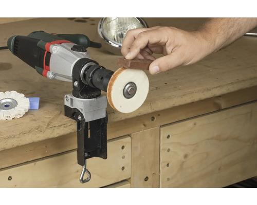 Boormachine met polijststuk en polijstpasta voor metaalpolijsten