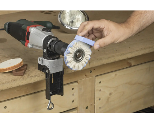 Polijstmachine met polijststuk wordt ingesmeerd met polijstpasta.