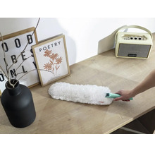 Stoffen plumeau met handvat op tafel