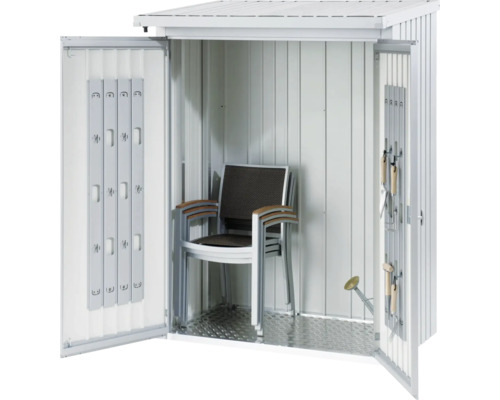 Geopende tuinkast met tuinstoelen en tuingereedschap