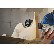 Rotatierooster in gebruik op een stuk hout met een boormachine.