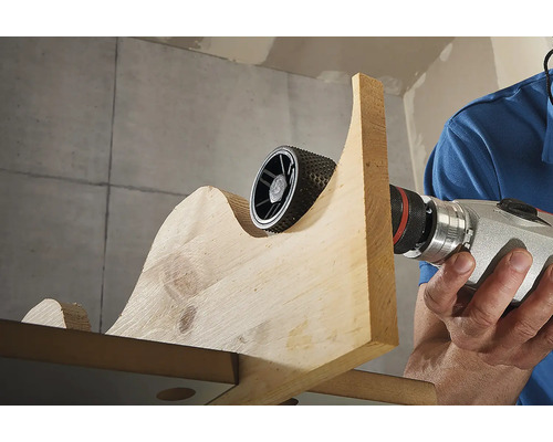 Rotatierooster in gebruik op een stuk hout met een boormachine.