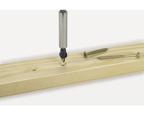 Houten plank met verzinkboor en schroeven voor houtconstructies